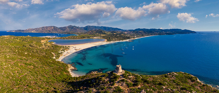 意大利撒丁岛 Villasimius 附近的 Porto Giunco​​ Tower 和 Simius Beach。