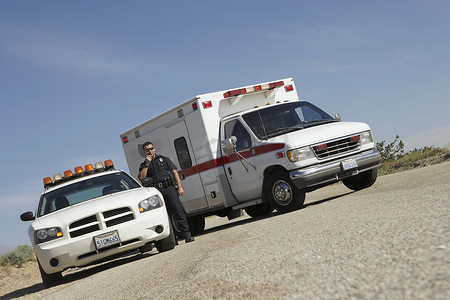 全长警察在巡逻车和救护车上使用 CB 无线电