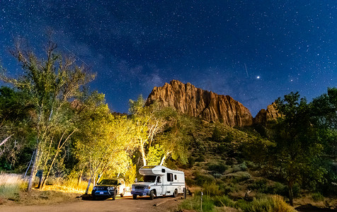 房车露营摄影照片_美国犹他州国家公园夜间星空下的房车露营