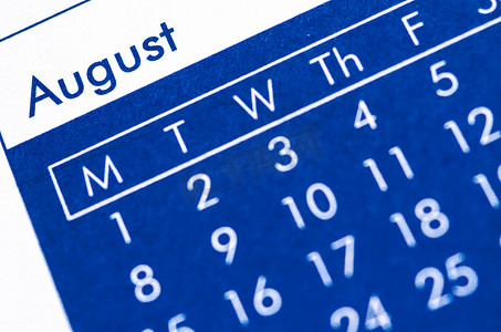 8月份摄影照片_关闭显示 8 月份的螺旋装订日历。