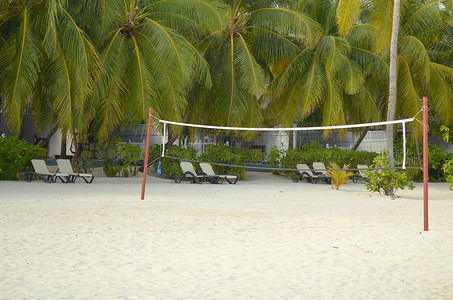 沙滩排球网与太阳椅