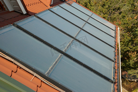 替代能源-屋顶上的太阳能系统。