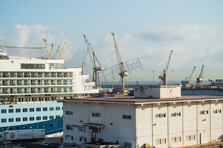 码头货运摄影照片_2018 年 10 月 8 日，意大利西西里岛巴勒莫港的货运港口起重机、船舶和运输码头