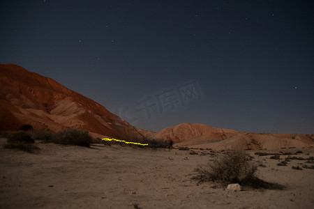 在夜间沙漠徒步旅行