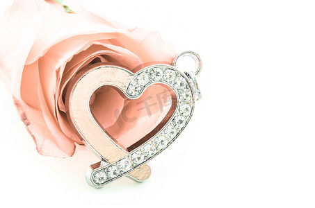 粉红玫瑰钻石心形吊坠。
