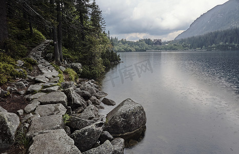 登山摄影照片_Morskie Oko 湖上的登山步道
