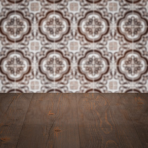 木桌面和模糊复古瓷砖图案墙