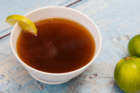 加柠檬的热甘蔗水 (aguapanela)