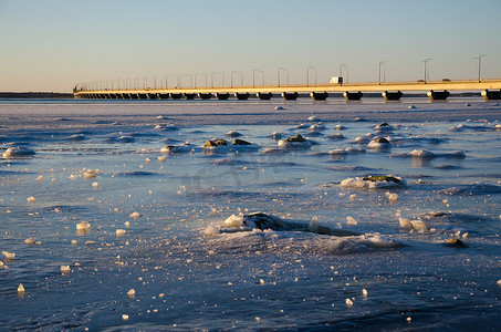 桥边的冰景