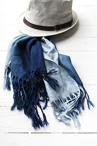 帽子和蓝色围巾