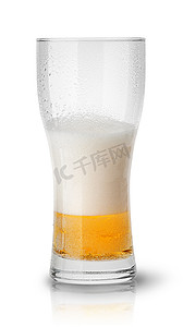 汗水玻璃杯中的啤酒很少