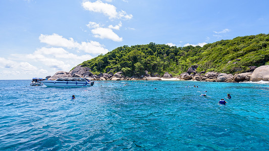 游客在泰国斯米兰群岛浮潜