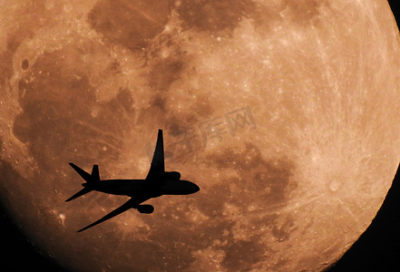 飞越月球的剪影飞机