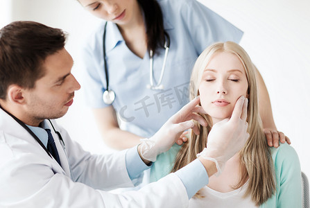 喉咙手术摄影照片_整形外科医生或医生与病人