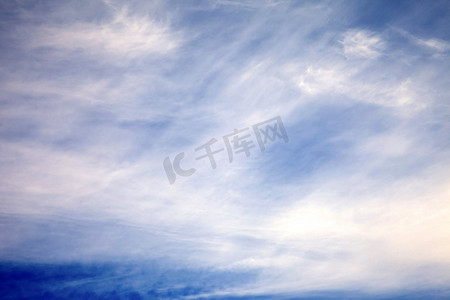 产品背景大气摄影照片_有羽毛的云彩&天空。