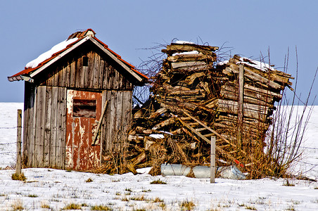 雪中小屋摄影照片_雪中​​的旧小屋