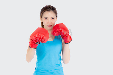 美丽的肖像年轻亚洲女人戴着红色拳击手套 w