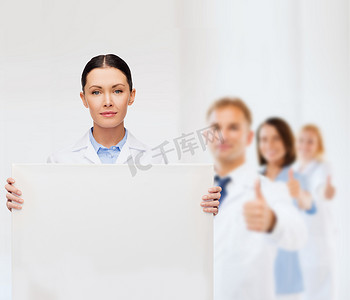 医院医生模板摄影照片_有白色空白板的镇静女性医生