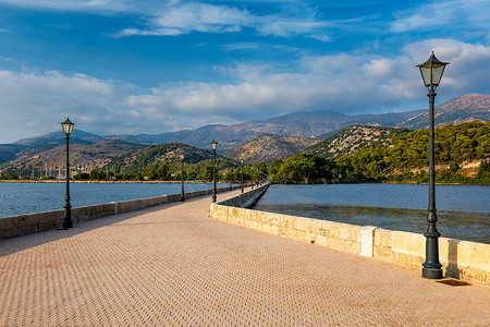 凯法利尼亚岛阿尔戈斯托利市德博塞特桥的景色。