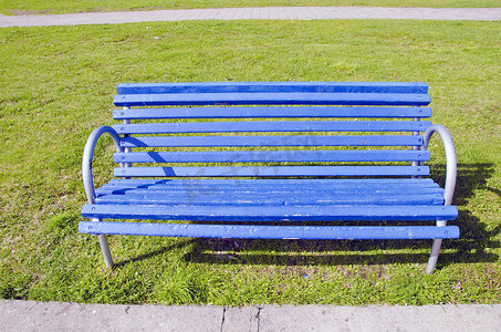 蓝色座椅摄影照片_草地上的蓝色座椅