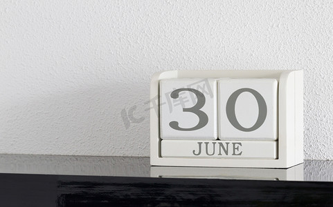 30天摄影照片_白色块日历当前日期 30 和 6 月