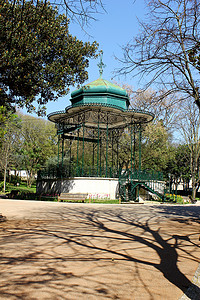 清新蓝色风格摄影照片_Estrela 花园，里斯本，葡萄牙