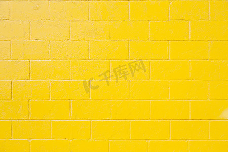 黄色彩绘砖墙的水平部分