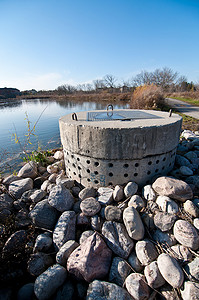池塘雨水摄影照片_雨水管理 - 多孔混凝土管
