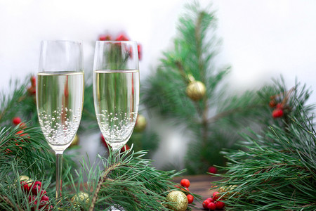 圣诞红摄影照片_圣诞作文，香槟酒杯，松树枝，红排