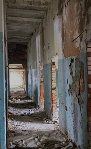 古代走廊摄影照片_一栋破旧建筑中的走廊