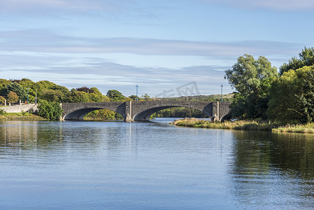 苏格兰阿伯丁 Dee 桥和 Duthie 公园之间一座风景秀丽的拱桥