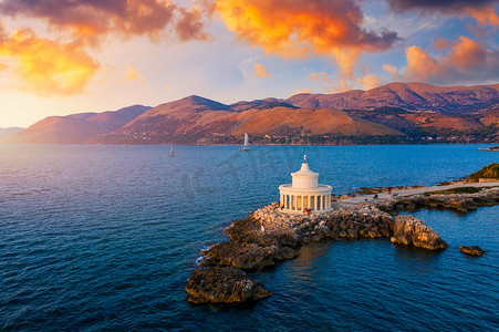 希腊凯法利尼亚岛 Argostoli 的 Lassi 圣西奥多灯塔的鸟瞰图。