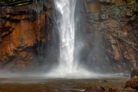 姆普马兰加摄影照片_孤溪瀑布，姆普马兰加省，萨比
