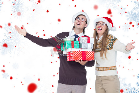 微笑的男人和女人戴着圣诞帽和拿着礼物的合成图像