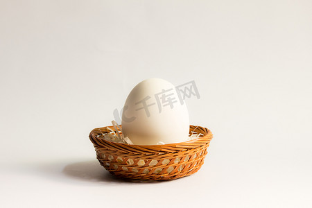 在白色背景的篮子柳条中的鸡蛋，在篮子中的鸭蛋。