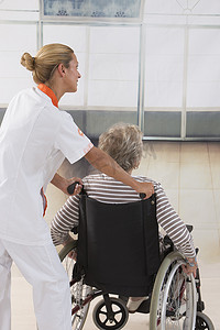 轮椅上的年长女士和她的护理员