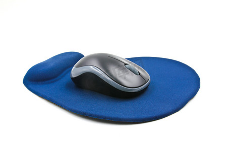 电脑背面摄影照片_白色背面隔离的蓝色鼠标垫上的无线计算机鼠标