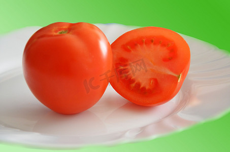 盘子里的红番茄