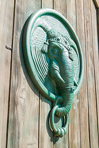 古董门环形状的大象头。