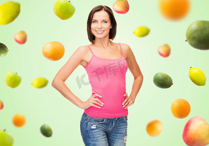 水果模板摄影照片_穿着空白粉红色背心的女人，上面是绿色的水果