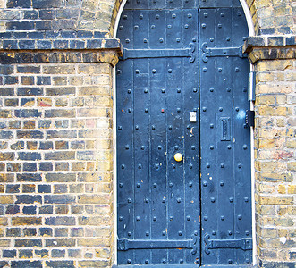 伦敦老教堂门和大理石古董的木制议会