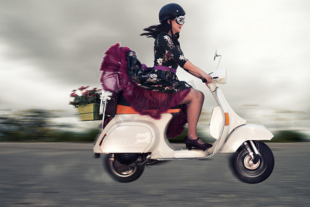 骑摩托车侧面摄影照片_骑摩托车的复古女孩