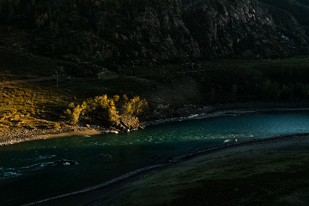 河流卡通摄影照片_山区河流流过岩石。