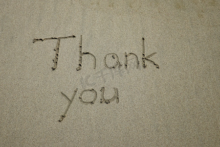 字感恩摄影照片_谢谢，感恩的概念，漂亮的卡片，写在沙滩上的字