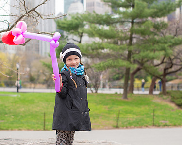 纽约市中央公园带气球的可爱小女孩