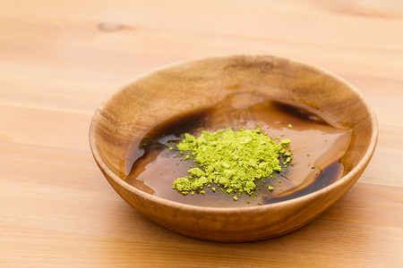 葛根植物线条摄影照片_日本点心用绿茶和黑糖
