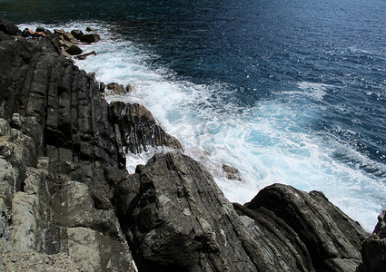 海浪拍打岩石 g