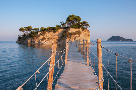 日落时通往浮雕岛的桥，希腊扎金索斯