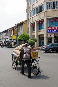 马来西亚槟城 — 4 月 26 日：马来西亚人的复古复古三轮车自行车或人力车