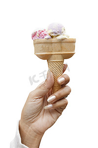 拿着冰淇淋甜筒的妇女手